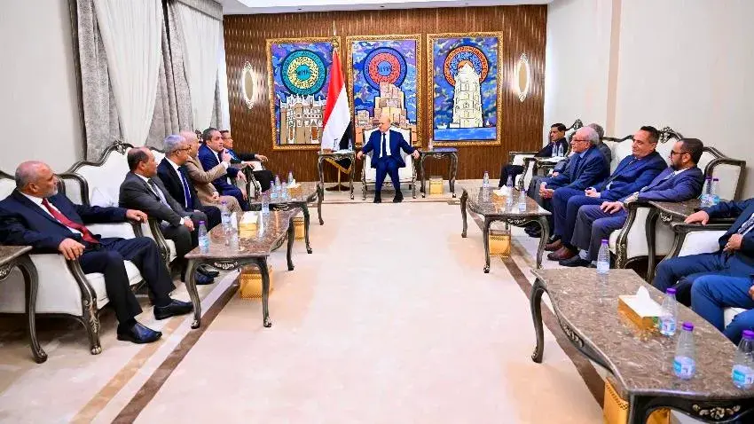 الرئيس العليمي يدعو الأحزاب لدعم الإصلاحات الاقتصادية في لقاء مع التكتل الوطني 1 image (1)