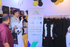 ​"من النزوح إلى الإنتاج: 'مهنتي بيدي' يحوّل 'خديجة الشليلي' إلى صاحبة معمل عبايات في مأرب." 