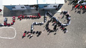 مدرسة أروى للبنات بمأرب تحتفي بالذكرى 63 لثورة 26 سبتمبر و62 لثورة 14 أكتوبر بحفل كرنفالي ووطنيأحمد حوذان 

«في قلب مأرب التاريخية، وعلى دروب الأبطال، تتجدد الذكرى.. 63 عاماً على ثورة 26 سبتمبر.. و62 عاماً على ثورة 14 أكتوبر..جيلٌ بعد جيل، يواصل المسيرة، ويحفظ إرث الأحرار،لتبقى قيم الحرية والانتماء الوطني منارة تضيء دروب اليمنيين»

شهدت مدرسة أروى الأساسية الثانوية للبنات في محافظة مأرب اليوم احتفالاً كرنفالياً وخطابياً متميزاً بمناسبة الذكرى الـ63 لثورة 26 سبتمبر الخالدة والذكرى الـ62 لثورة 14 أكتوبر المجيدة، بمشاركة واسعة من الطالبات وفرق الكشافة والمرشدات، وممثلي المكاتب التنفيذية وقطاع التربية بالمحافظة.