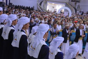 أُقيم اليوم السبت في مدينة مأرب حفل تكريمي لدفعة «حملة النور» التي نظمها مركز النسيم التعليمي للقرآن الكريم والتأهيل العلمي، لتكريم 55 حافظاً لكتاب الله، بينهم حافظان مجازان، وذلك برعاية نائب رئيس مجلس القيادة الرئاسي محافظ مأرب اللواء سلطان بن علي العرادة.وشهد الحفل حضوراً رسمياً وشعبياً، حيث أكد وكيل وزارة الأوقاف الشيخ حسن الشيخ أهمية القرآن الكريم في بناء الإنسان والمجتمع، ودعا إلى دعم مراكز تحفيظ القرآن مادياً ومعنوياً. من جانبه، شدد وكيل محافظة مأرب الشيخ علي الفاطمي على دعم السلطة المحلية للتعليم الديني المعتدل وتوحيد الصف الوطني.
وفي ختام الحفل جرى تكريم الحفاظ وتوزيع الجوائز، وسط أجواء احتفالية عكست مكانة حفظة كتاب الله في المجتمع اليمني.