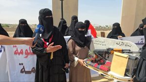 نساء مأرب يرفعن راية الكرامة.. و"بندقية الكرامة" هدية إلى الشيخ حمد فدغم"صور" 5 IMG 20260704 WA0053