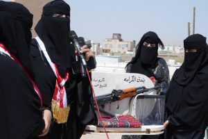 نساء مأرب يرفعن راية الكرامة.. و"بندقية الكرامة" هدية إلى الشيخ حمد فدغم"صور" 4 IMG 20260704 WA0061