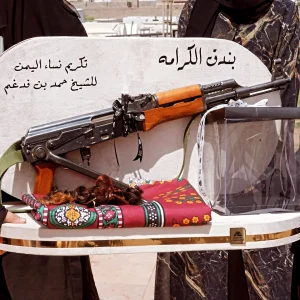 نساء مأرب يرفعن راية الكرامة.. و"بندقية الكرامة" هدية إلى الشيخ حمد فدغم"صور" 2 IMG 20260704 174458 323